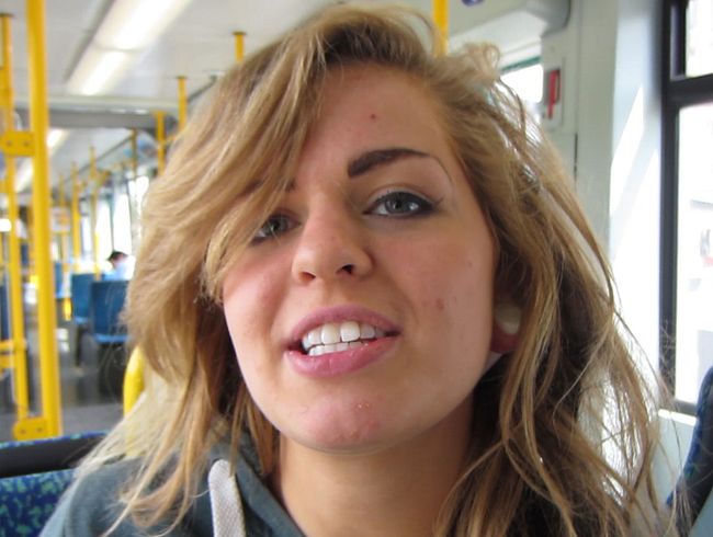 FrankfurterGirl's Porno Video: In Frankfurter Straßenbahn MASTURBIERT