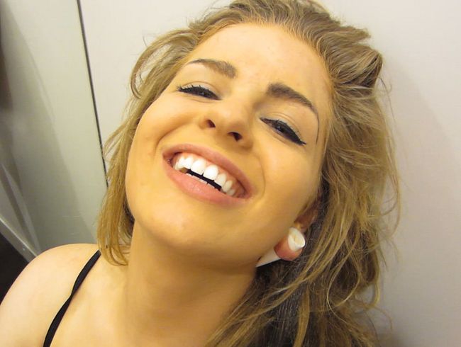 FrankfurterGirl's Porno Video: Öffentlicher ORGASMUS in der Umkleidekabine