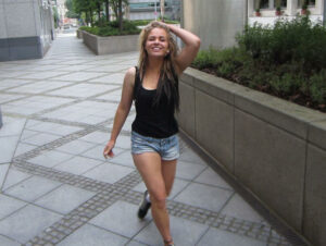 FrankfurterGirl Porno Video: Mein ERSTES Pissvideo natürlich in PUBLIC!