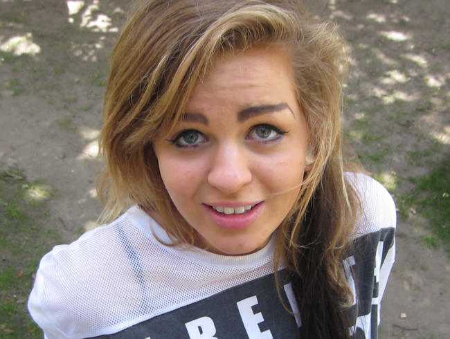 FrankfurterGirl Porno Video: Mit 18 Jahren zum ERSTEN Mal NACKT in PUBLIC!