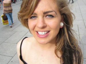 FrankfurterGirl Porno Video: TEENFOTZEN-FLASHING im Frankfurter Einkaufscenter